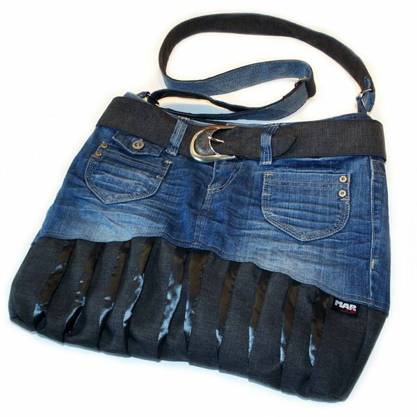 Für eine Freundin zum Geburtstag eine Handtasche aus ner alten Jeans genäht.