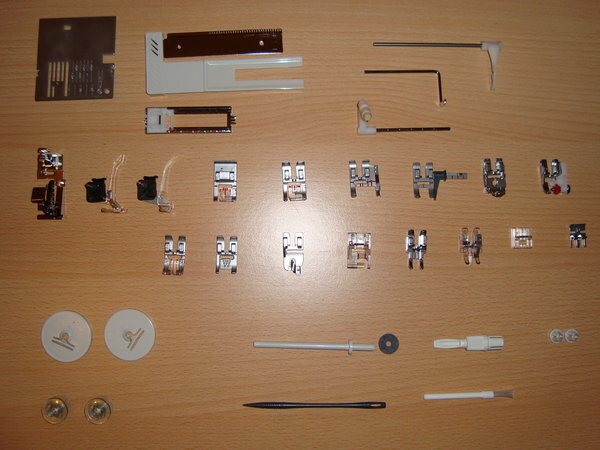 Pfaff Zubehör
Nähfüße, Lochplatte, Sensormatik Knopflochschiene, Kantenlineal, Quiltlineal, Zirkellineal, Stylus (Stift zum bedienen der Maschine)
Fadenablaufscheiben, Garnrollenhalter, uvm.