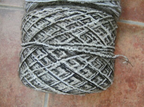 MerinoBoucle grau und weiß mit 2 braunen Mohair Fäden