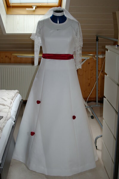 Kleid mit dunkelrotem Gürtel und passenden Rosen