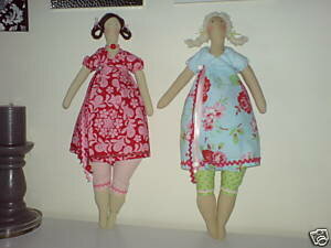 Landmädchen Brunette und Blond