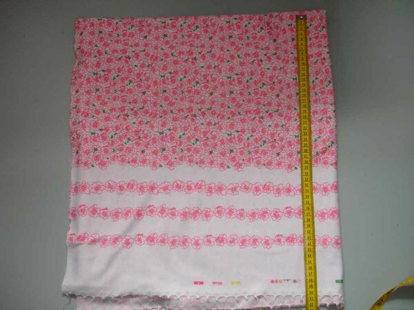 Stoff 100

Single-Jersey, vermutlich BW, 180 cm x 166 cm
Hat einen 22 cm breiten Rand mit einzelnen Blütensträngen, sonst Muster wie im oberen Teil vom Bild
