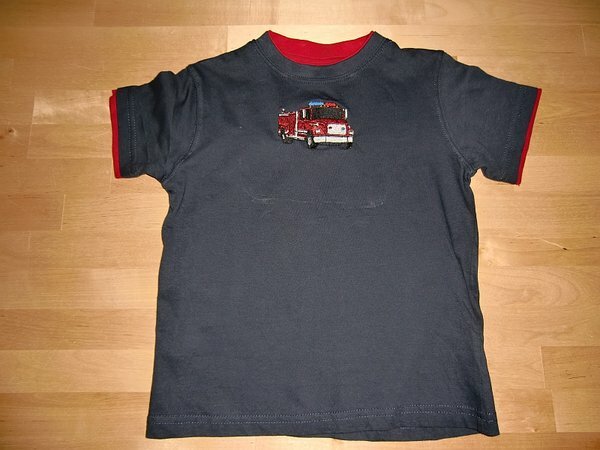 T Shirt Feuerwehr
Unterlage: 2+ Abreissvlies, Garn Madeira und Marathon.