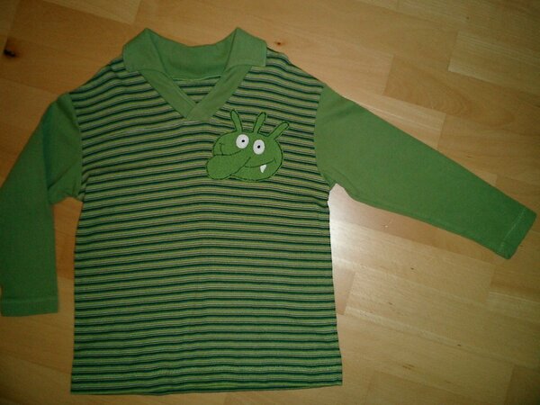 Jersey-Langarmshirt mit Kragen und Olchi-Applikation in grün.