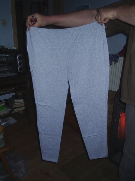Leggins aus grau meliertem Stoff, sieht man leider nicht gut.
Der Stoff ist super weich und angenehm zu tragen.
Schnittmuster ist von Golden Pattern.