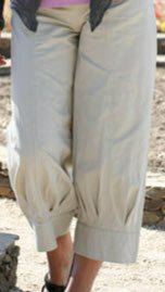 dreiviertel Hose aus Metallstoff
Sie ist zu eng geworden.