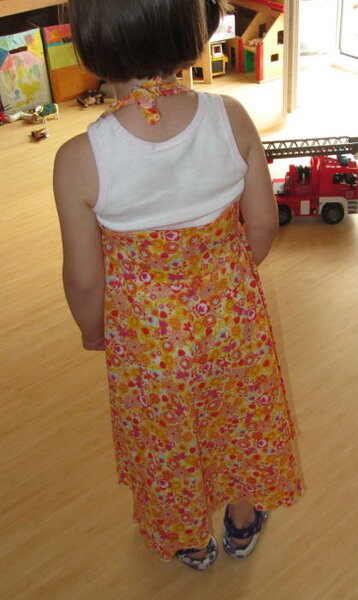 Neckholderkleid hinten, ohne RV, Gr. 104, von Ottobre 2/2005