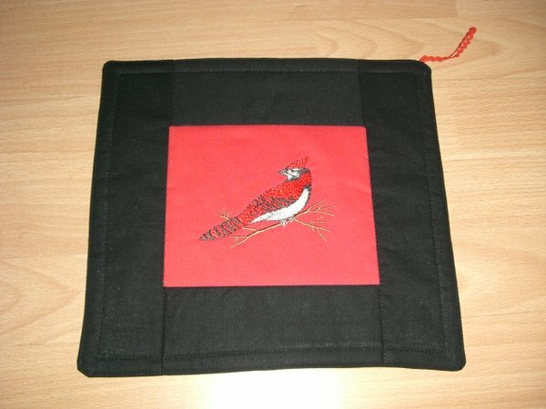 Topflappen 
für eine Freundin, sie hat eine neue rot/schwarze Küche bekommen und sie liebt Vögel, somit musste ein passendes Mitbringsel für sie her :-)