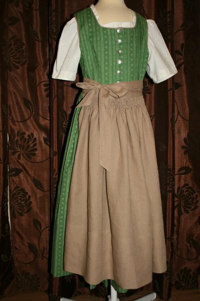 Die Enstehung dieses Dirndl´s ist unter 
http://www.mamafee.blogspot.com 
zu sehen