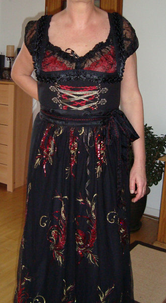 Meine eigene Kreation:
Dirndlmieder aus Brokat, Rock aus Popeline
Bluse aus Seidenchiffon und Batist
Schürze: war ein fertig bestickter Stoff den ich zu einer Schürze verarbeitet habe. Der BH ist nicht von mir...