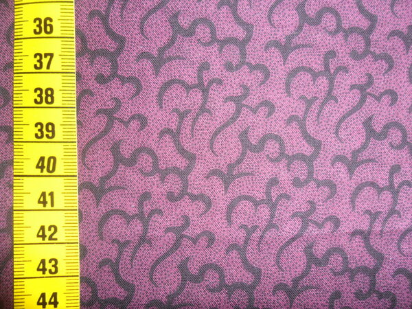 Stoff 100:
PW Muster lila-schwarz
vorgewaschen
100 x 21 => 0,21 m²
Tauschfaktor 125 % => 0,26 m²