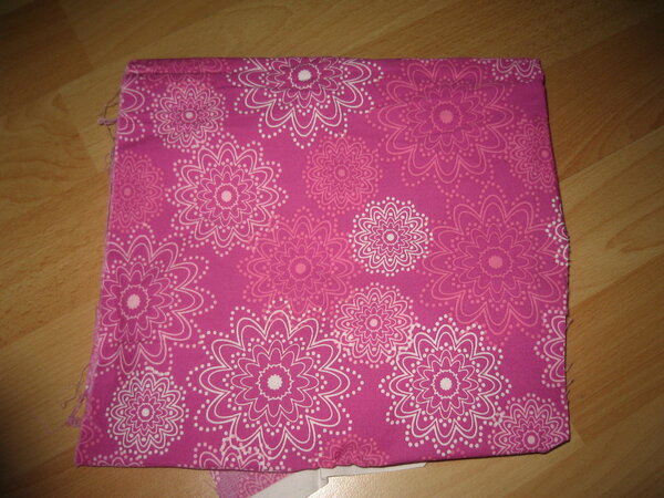 P1)
PW-Stoff pink mit weißen und rosa Blüten 0,8m x 0,3m + Anhang