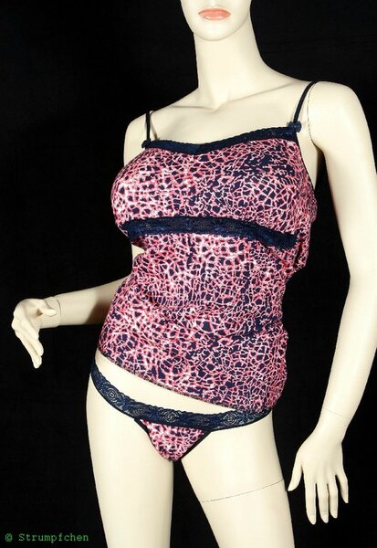 Hemd und Slip aus dem Heft "Süße Dessous" von Cecilia Hanselmann. Hemd "Linie D" mit Änderung am Ausschnitt. Sring-Tanga "Angelica" (eigener Entwurf).
