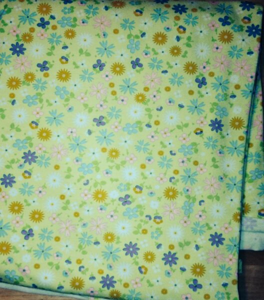 Jersey Blümchen auf sehr hellem grün
1x1,55=1,55m²
