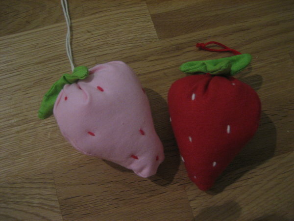 diese Erdbeeren zieren nun meine Küche;
meine kleine Nichte (3 J) hat auch schon welche für ihren Kaufladen geordert, aber die müssen kleiner sein hat sie gemeint;-)