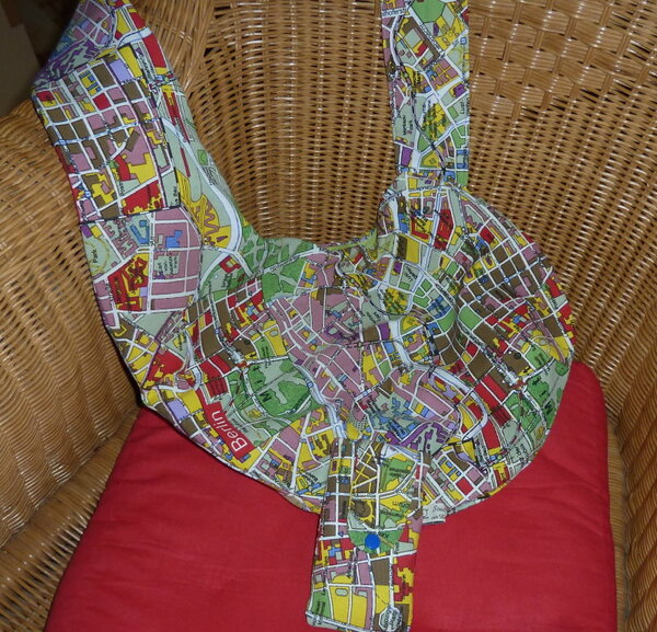 Eine Crossbag mit dazu passendem Handytäschchen aus einem Stoff mit Berliner Stadtplan ;-)