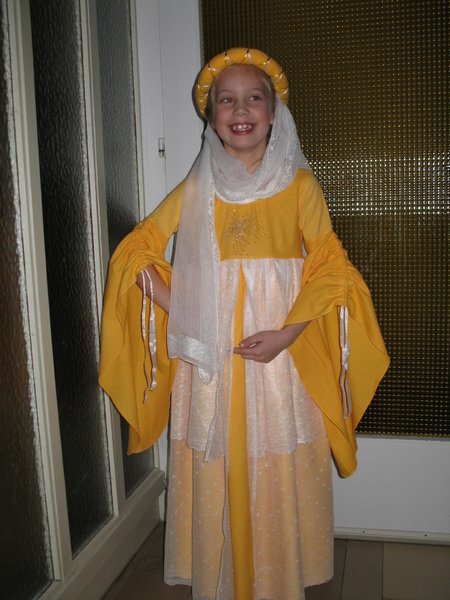 2007: Für das Folgejahr wurde das Brautkleid gelb gefärbt, neuer Kopfschmuck dazu und das Burgfräulein war komplett.