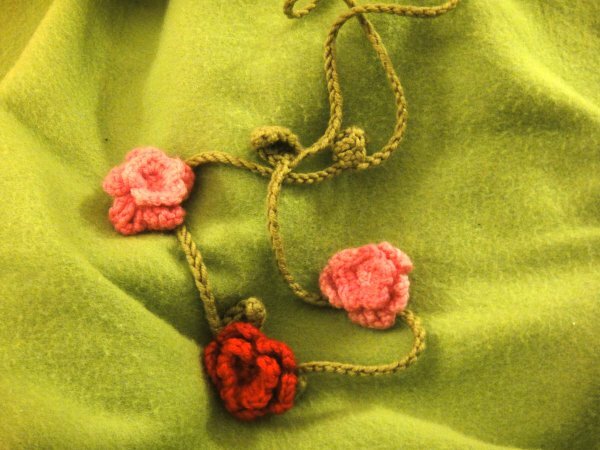 Diese Blumenkette stammt aus einer Anleitung auf der Brigitte Webseite, die ich leicht abgeändert habe. Die Blümchen sind anders.