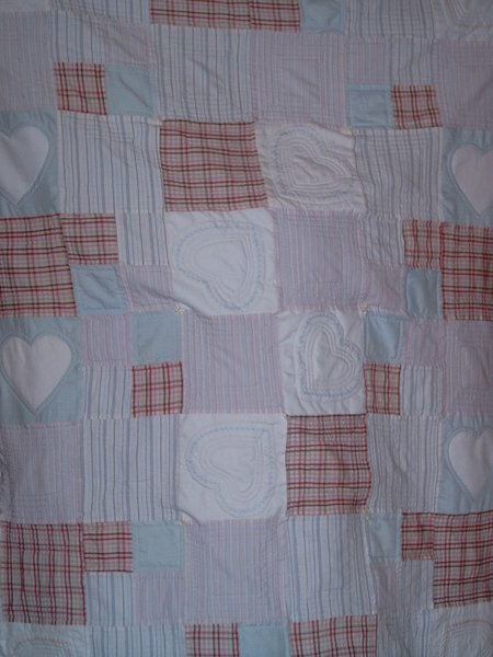 Erinnerungsquilt aus alten Herrenhemden und weißer Baumwolle