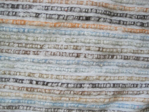 59) dicker Boucle (?), geeignet für dicke Mützen, Stulpen, Weste, als Pulli eher zu dick, 105 x 108 + Anhängsel