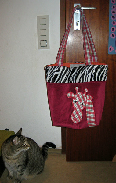 UWYH-Tasche aus nem alten kinderkleidchen, einem schon ewig hier rumliegenden nicki, einem alten kinderzimmervorhang und, zugegeben, einem nagelneuen zebrastoff. inzwischen hab ich noch ein kleines yoyo an den träger genäht.