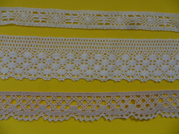 B22: Spitze naturweiß, 20 mm breit, Tauschwert 0,20 m² je Meter
B24: Spitze weiß, 48 mm breit, 286 cm lang, Tauschwert 0,72 m² 
B26: Spitze beige, 30 mm breit, 202 cm lang, Tauschwert 0,40 m²