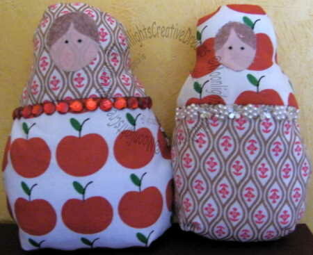 Diese Matrjoschkas habe ich für meine "Jüngste" genäht. Sie liebt diese Puppen über alles.

Material:
Schnitt aus "Tildas Winterwelt", Stoffe von Tilda, Stempelfarbe, Schmucksteine

Sie sind sehr einfach zu nähen!