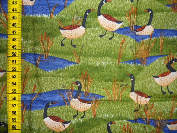 Stoff 99:
PW Enten auf Gras
neu
54 x 48 => 0,26 m² (kleine Ecke 10 x 10 fehlt)
Tauschfaktor 125 % => 0,32 m²