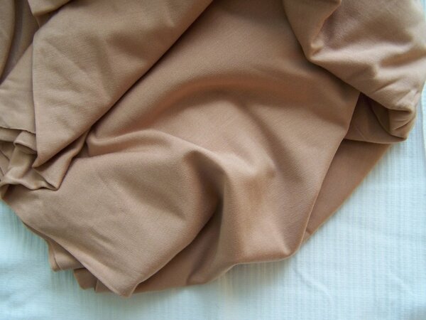 dünn, bielastisch, leicht glänzend, farbe wird als caramel bezeichnet