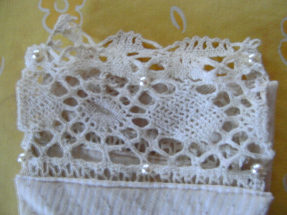 Spitze mit Perlen