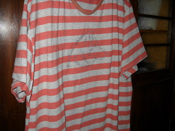 Ich glaube der Ringeljersey hat 16 Jahre in meinem Soffschrank geschlummert, hatte sich mein Mann eigentlich mal für ein T-Shirt ausgesucht. Jetzt darf er drin schlafen ;-)