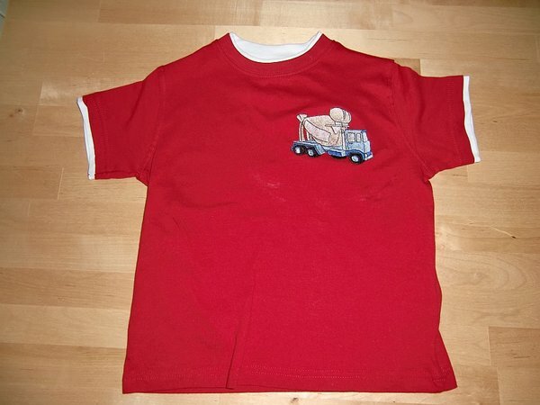 T Shirt Zementlaster
Unterlage: 2+ Abreissvlies, Garn Madeira und Marathon.
