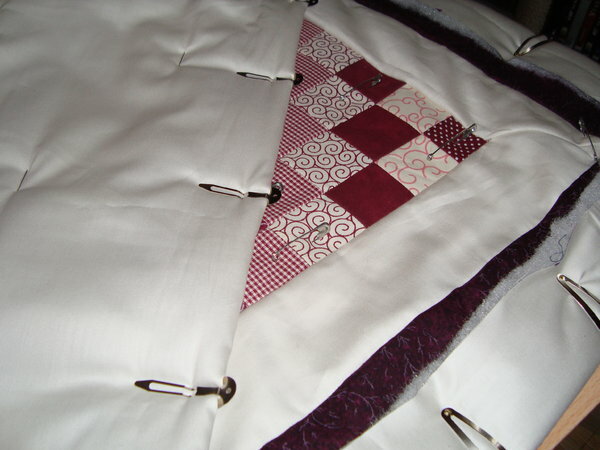 Quilt
Bitte nicht wundern warum ich den Rand hochgeschlagen und festgeclipt habe. Ich gehe nachher auf Nähtreffen und will ihn transportieren ohne dass die Ränder so aufklaffen