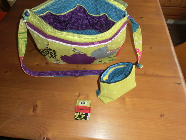 Tasche von vorner mit Tamponmonster und kleinem Kosmetiktäschchen