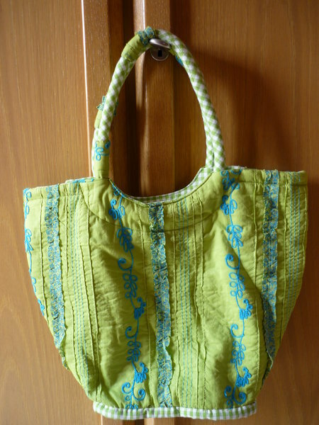 mittelgroße Tasche mit runden Tragegriffen (Immer dem Faden nach..)
