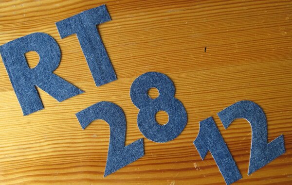 2012
Buchstaben mit Schere ausgeschnitten