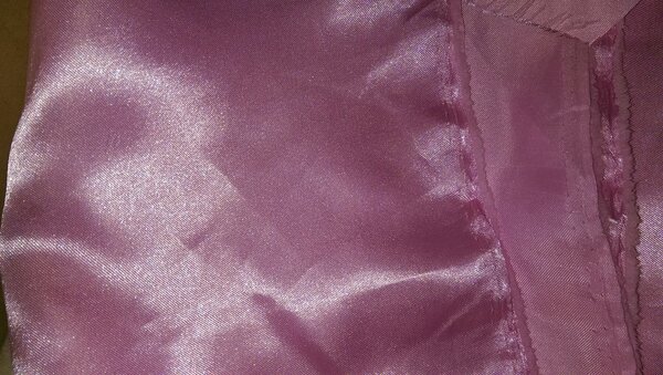 Ein Stück rosa Satin Futterstoff.

Bei Bedarf an anderen Farben einfach fragen. Habe noch mehr.