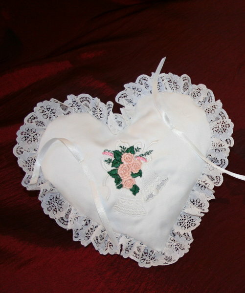 Hochzeitskissen

Material Seidensatin
mit einer Kaufdatei bestickt