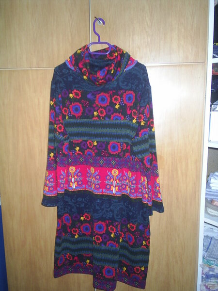 Ich wollte unbedingt mal wieder ein Kleid und mal bunt, sowas traue ich mich eigentlich nicht. Ist auch nicht gut gelungen weil es irgendwie sackig wirkt.