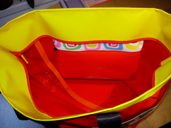 Einkaufstasche aus Blache, Autogurten mit Reissverschluss oben geschlossen.