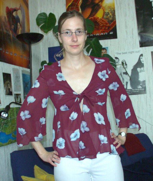 Blümchen-Bluse mit Knoten und Rollsaum