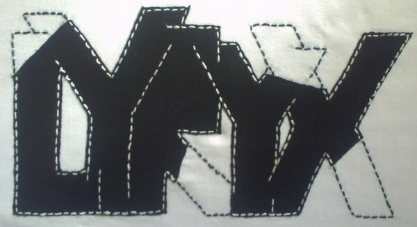 Nahaufnahme vom Lyryx Black & White Logo