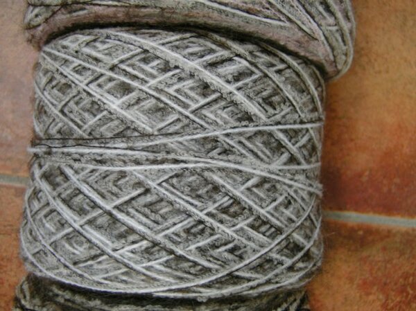 MerinoBoucle grau und weiß mit einem braunen Mohair Faden