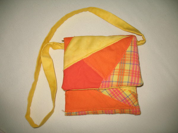 " Mama, ich brauche ne Tasche, in der ich meine Zahnspange und mein Taschengeld immer mitnehmen kann!"