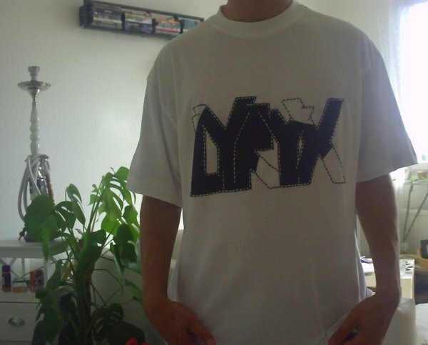 "Lyryx Black & White Logo T-Shirt", Jerseyapplikation mit Vlisofix & Perlstickgarn. Selfmade auf's T-Shirt gebracht (am 8.9.'09).