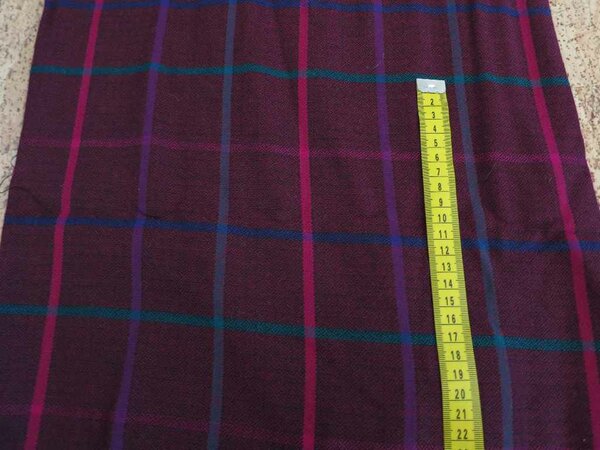 Stoff 229

Material? Evtl. ist Wolle beteiligt...
68 cm x 150 cm + 38 cm x 59 cm