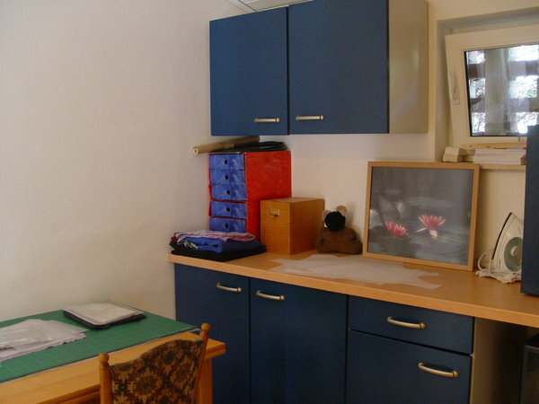 Das Bild muss noch über den Tisch an die Wand gemacht werden. Der Tisch ist ausziehbar und sollte somit fürs Zuschneiden groß genug sein. Ansonsten muss ich wieder im WZ auf der Erde rumkrabbeln.