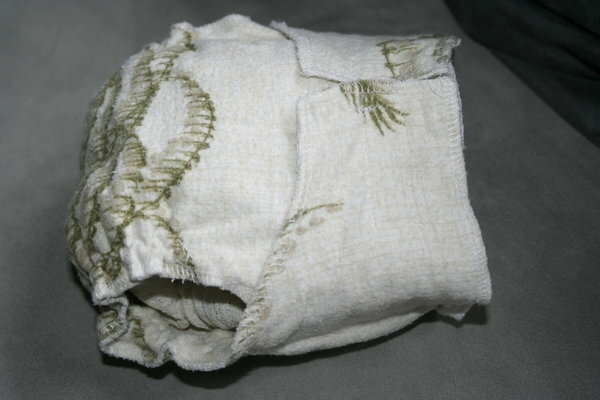 Stoffwindel nach selbsterstelltem Schnitt. Material: Bettzeug von Oma, dreilagig.