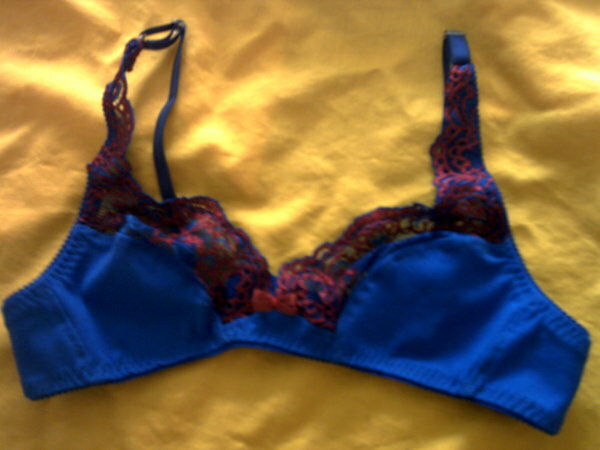 BH blauer Baumwollstoff mir blauroter Spitze