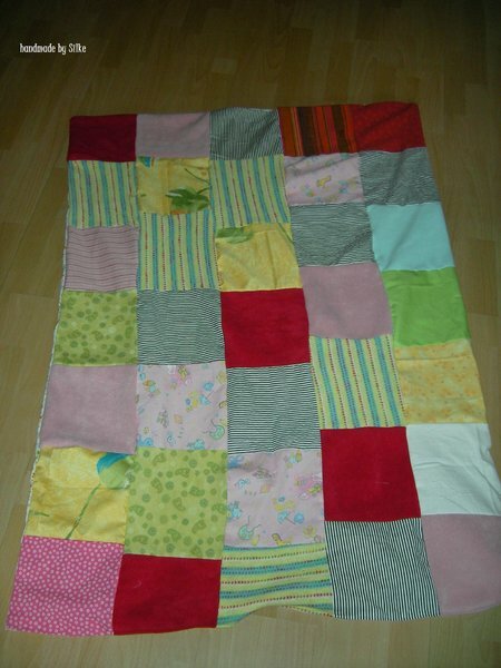 Diese Decke gibt es zweimal. Eine für Alina und eine für Sophie. Sie wurde aus Stoffresten genäht.